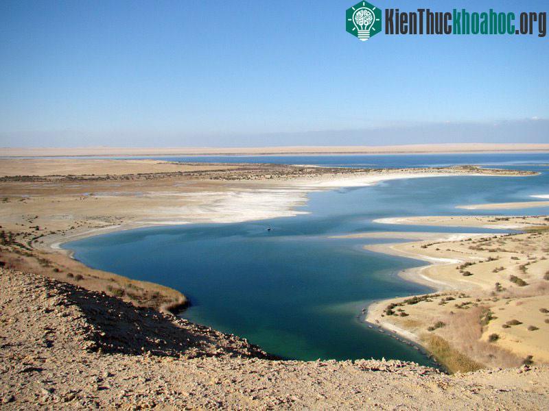 Trước đó, nước từ ốc đảo Fayoum chảy vào hồ Quarun ở phía bắc. Tuy nhiên, hồ chỉ chứa được một lượng nước nhất định. Vượt quá mức này, mực nước hồ sẽ dâng cao, làm ngập lụt các vùng xung quan và gâ...