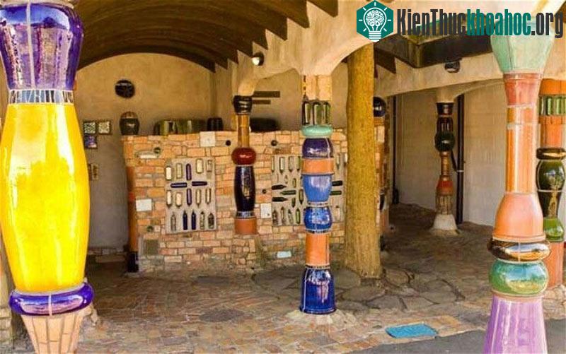 Là tác phẩm của nhà thiết kế Friedensreich Hundertwasser, các nhà vệ sinh ở vùng Kawakawa vừa là điểm tham quan du lịch vừa là tác phẩm nghệ thuật mang tầm cỡ quốc tế đượ...