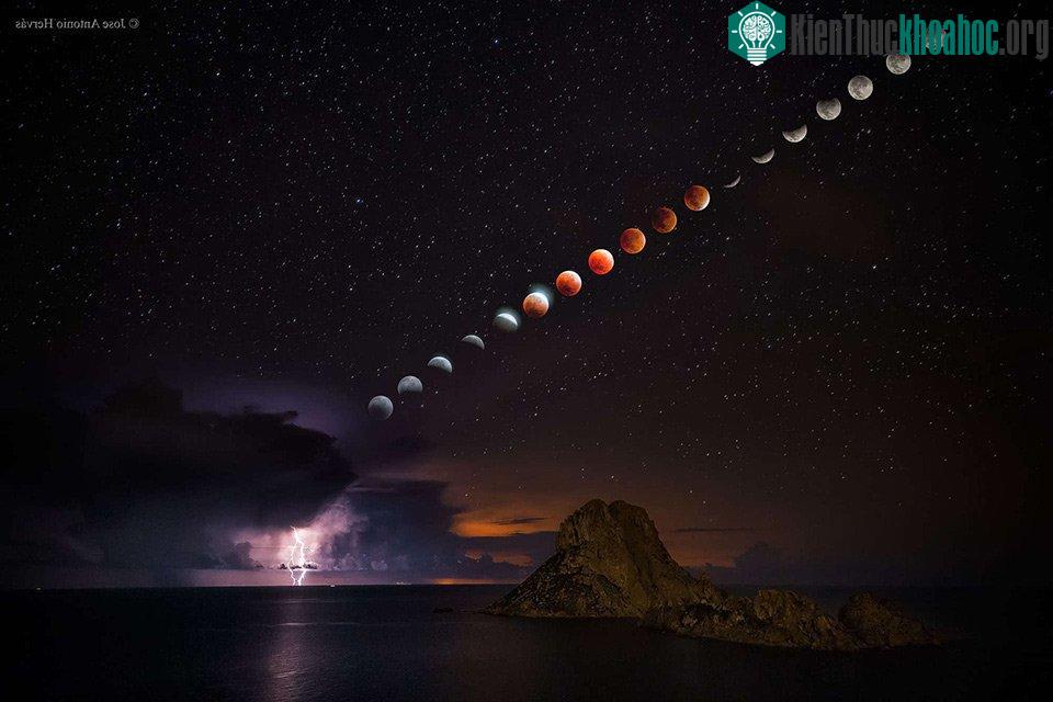 Đây là một bức ảnh time lapse khá hiếm diễn tả quá trình nguyệt thực xảy ra trong khi Mặt Trăng tiến gần tới Trái Đất hơn bình thường.