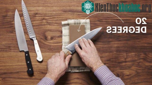 Trong khi mài dao, cứ vài phút lại vảy nước vào đá mài để tăng sự mài mòn.