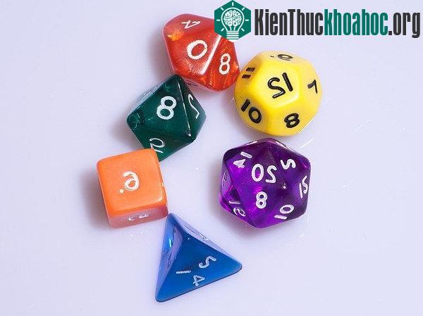 Có nhiều loại xúc xắc khác nhau.