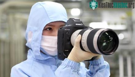 Một nhân viên của Canon đang kiểm tra máy.