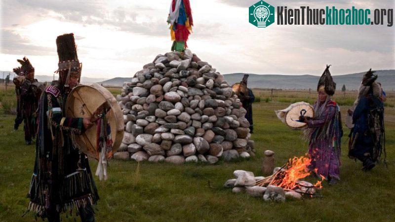 Tuva: Nằm sâu trong trung tâm Trung Á, Tuva từng là một quốc gia độc lập, nhưng ngày nay là một phần của Nga. Nơi đây nổi tiếng với rừng xanh và đồng cỏ, cùng hệ động vật hoang dã phong phú. Người ...