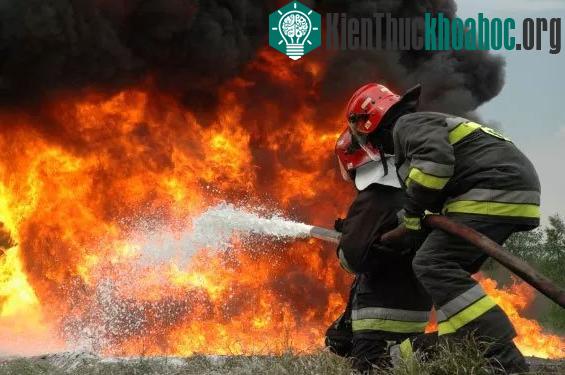 Cần bao nhiêu nước để dập tắt Mặt Trời?