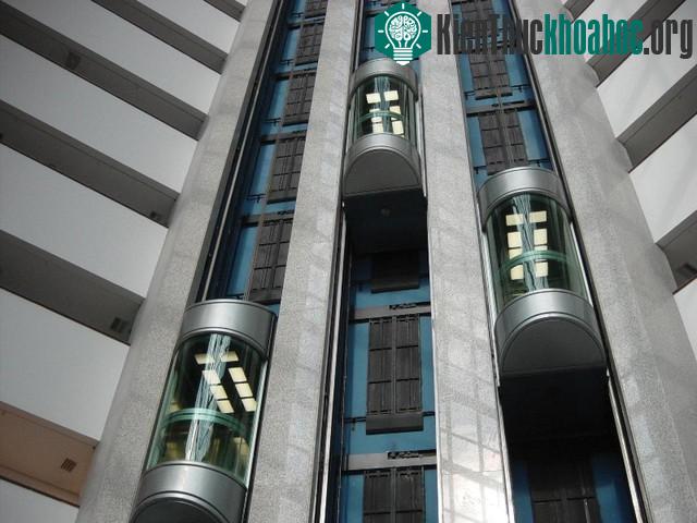 Thang máy là một phần không thể thiếu của cuộc sống hiện đại.