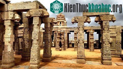 Những cây cột dược chạm khắc tinh tế ở đền Lepakshi.