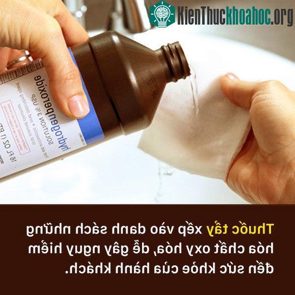 Thuốc tẩy là một trong những chất bị cấm trên máy bay dù gửi trong hành lý ký gửi do chúng thuộc danh sách chất oxy hóa, dễ gây nguy hiểm đến sức khỏe hành khách. Tuy nhiên, thuốc tẩy có nồng độ th...