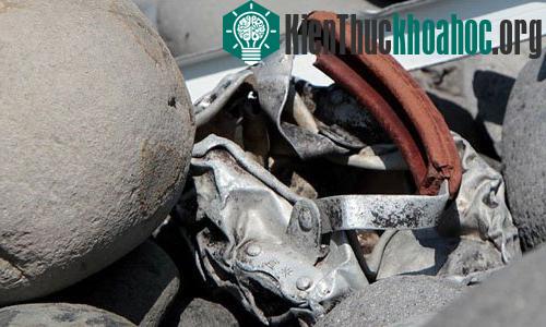 Mảnh vỡ thứ hai mới được tìm thấy là một phần chiếc thang, không liên quan gì đến MH370. (Ảnh: AFP)