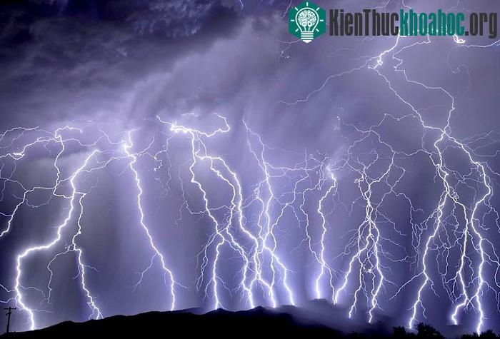Những tia sét bình thường phải như thế này.