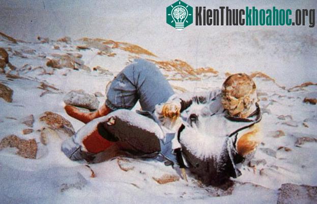 Hannelore Schmatz, mọi người cho rằng cô đã dựa người nghỉ chân và không bao giờ tỉnh dậy. Cách chết này phổ biến nhất tại nơi đây.