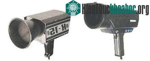 Cho tới tận giữa thập kỷ 70 của thế kỷ trước, CSGT vẫn sử dụng loại súng radar X-Band, sau đó là K-Band vào năm 1976.