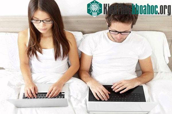 Các cặp đôi có xu hướng dành nhiều thời gian trên mạng ảo hơn là nói chuyện trực tiếp.