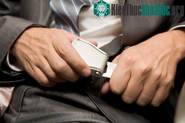 Hành động nào khiến bạn bị phạt khi đi máy bay?