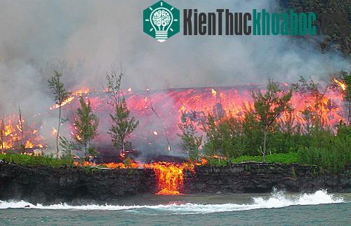 Dung nham phun trào từ núi lửa Piton de la Fournaise. (Ảnh: Samuel Hoara)
