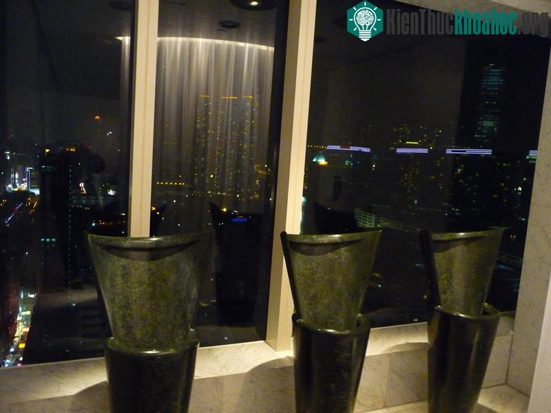 Peninsula là khách sạn lâu đời nhất và cũng sang trọng bậc nhất tại Hồng Kông. Cảnh trí nhìn từ nhà vệ sinh trên cao xuống toàn bộ...