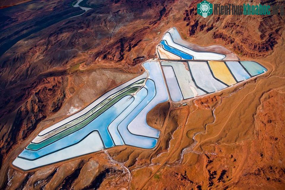 Nhiếp ảnh gia Alexander Heilner đã ghi lại được bức ảnh từ trên máy bay khi đang ngang qua khu vực mỏ Intrepid Potash, gần Moab, Utah.