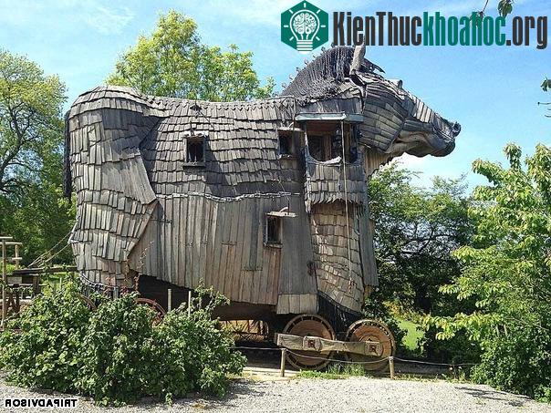 &nbsp;La Balade des Gnomes trông giống như một trang trại lẻ, nhưng nó thực sự là một khách sạn với 10 phòng khách.