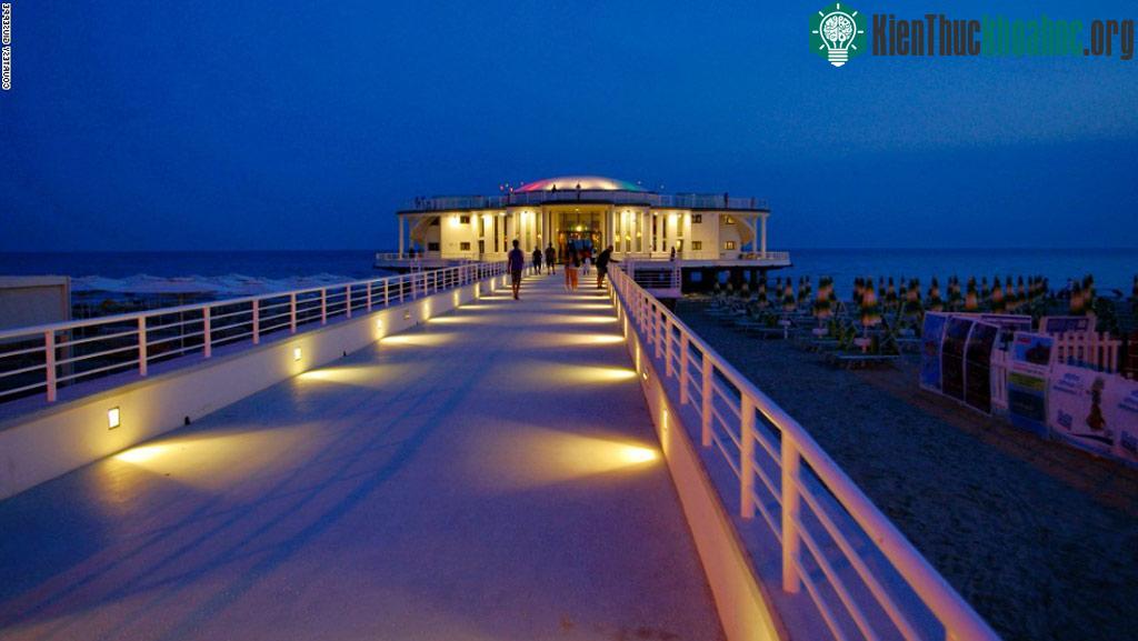 Rotonda a Mare, Italy: Mở cửa vào năm 1933, Rotonda a Mare ở Senigallia nhanh chóng trở thành điểm đến nổi tiếng. Vào Thế chiến II, bơi này là nhà kho...