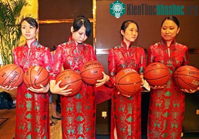 Bạn có 8 quả bóng với kích thước bằng nhau, 7 trong số chúng có khối lượng như nhau, quả còn lại hơi nặng hơn một chút. Làm cách nào để sau hai lần câ...