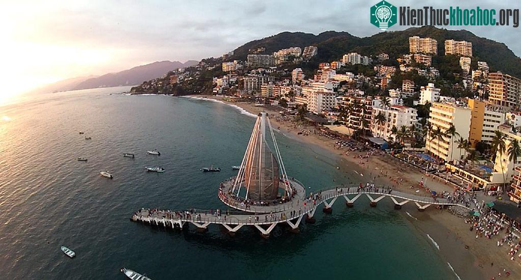 Los Muertos, Mexico: Được xây dựng năm 2013 ở Puerto Vallarta, Los Muertos được kiến trúc sư José de Jesús Torres Vega thiết kế, với lối đi uốn lượn t...