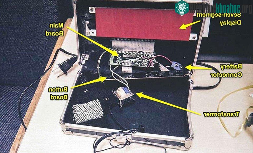 Đây là chiếc đồng hồ tự chế do Ahmed Mohamed, một học sinh tại Mỹ thực hiện. Khi mang tới trường, cậu đã bị bắt vì người ta nghi ngờ đó là bom.