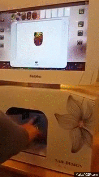 Việc sơn móng tay cũng có những cỗ máy thực hiện