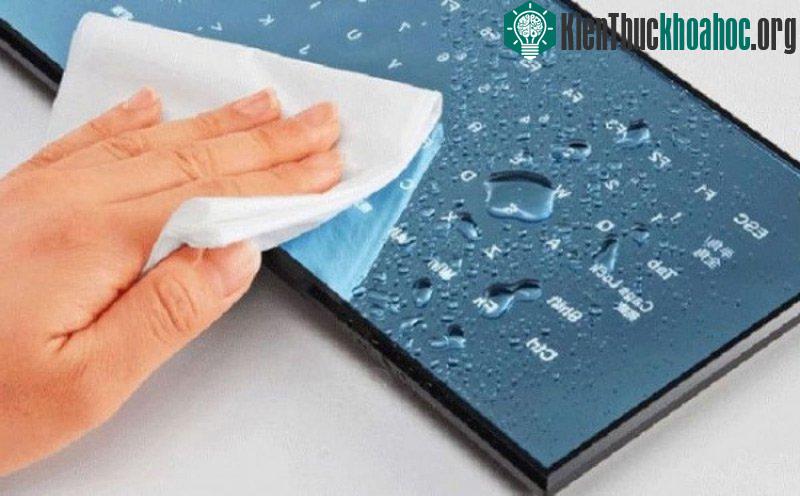 Bạn khỏi lo làm đổ nước ra bàn phím