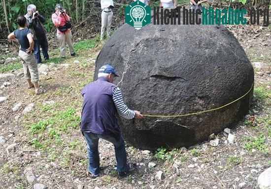 Những quả cầu lớn này là tác phẩm điêu khắc bằng đá nguyên khối được thực hiện bởi bàn tay của con người.