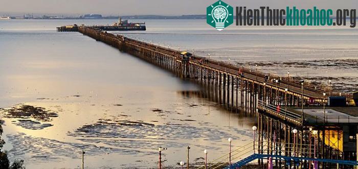 Southend, Anh: Cầu cảng này nằm ở Southend-on-Sea, một thị trấn nghỉ dưỡng ven biển ở Essex, Anh. Southend là cầu cảng dùng cho mục đích giải trí dài nhất thế giới (2,16 km) vươn ra cửa sông Thames...