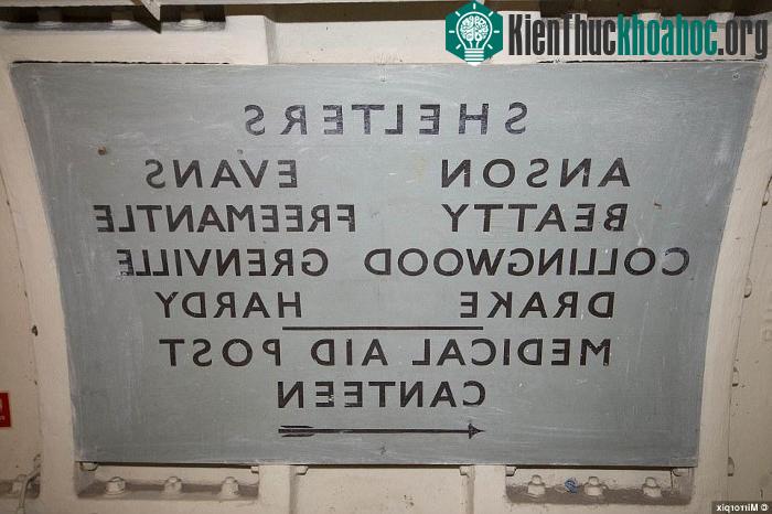 Bảng chỉ dẫn đường đi trong hầm.