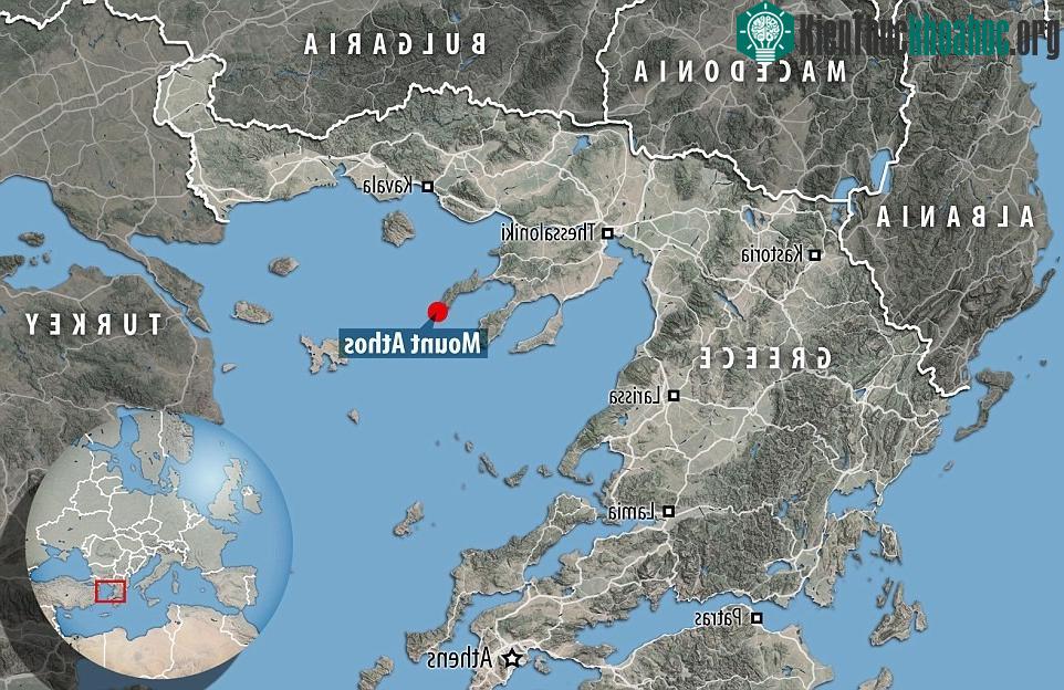 Thành phố núi Athos nằm ở bán đảo thứ 3 và cũng là bán đảo đẹp nhất Halkidiki, có tên bán đảo Athos.