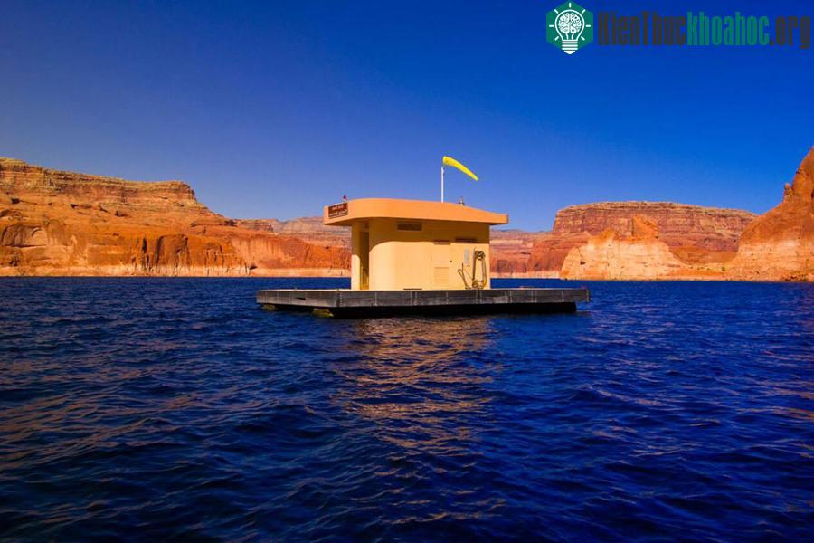 Các nhà quản lý tại khu chèo thuyền hồ Powell ở Arizona vẫn luôn trăn trở vấn đề du khách giải quyết nhu cầu ngay vào hồ và vùng biển xung quanh. Do vậy, họ đã tạo ra nhữ...
