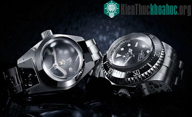 Chiếc Deepsea Challenge (trái) và phiên bản Deep Sea ban đầu – hai chiếc Rolex đã từng thám hiểm đáy Mariana Trench và quay trở về thành công.