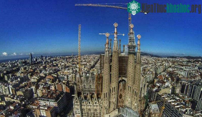 Catalonia: Từ lâu đã có nhiều bất đồng với Madrid, Catalonia vẫn là một phần của Tây Ban Nha, bất kể việc hơn 1,6 triệu người sống ở đây đã ủng hộ tách ra trong một cuộc bỏ phiếu không chính thức n...