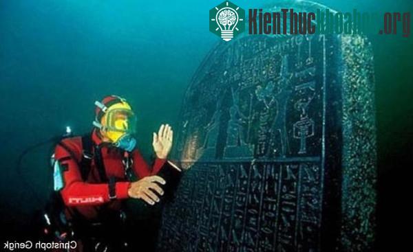 Một khối đá có khắc chữ Hy Lạp và Ai Cập cổ đại ở thành phố Heracleion.