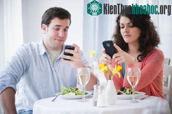 Nghiên cứu mới cho thấy mạng xã hội là “thuốc độc” trong tình yêu