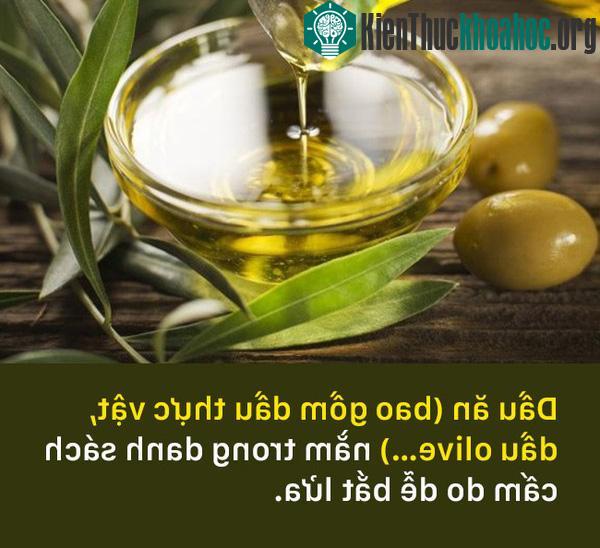 Nhằm đảm bảo an toàn cho chuyến bay, rất nhiều hãng hàng không trên thế giới đã cấm vận chuyển dầu ăn. Tuy nhiên, bạn vẫn có thể xách tay nhưng chỉ một chai duy nhất với thể tích dưới 100ml.