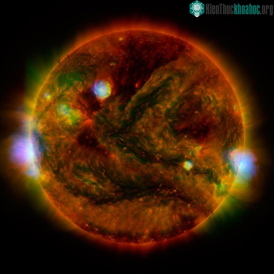 NASA và Nhật Bản hợp tác, kết hợp kính thiên văn và tàu vũ trụ của họ để chụp một bức ảnh tuyệt vời của Mặt Trời với các đốm sáng rực rỡ, các vùng hoạ...