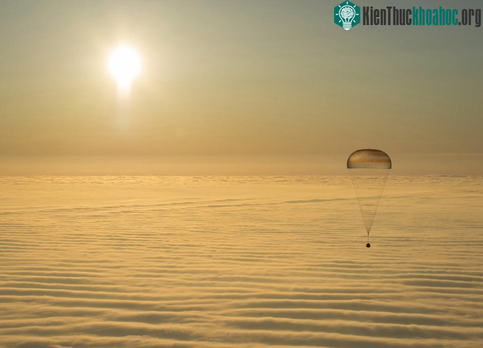 Các phi hành gia Barry Wilmore (NASA) và Alexander Samokutyaev và Elena Serova (Nga) đang ngồi trong mô đun con nhộng, trên đường từ trạm không gian q...
