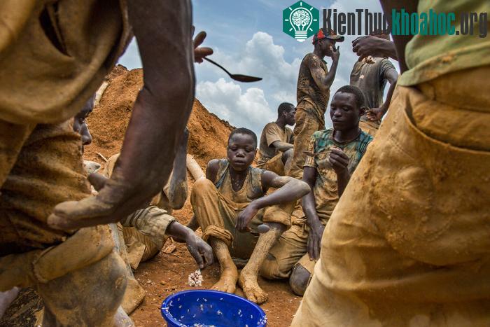 Vì nghèo đói, trẻ em Congo buộc phải đi làm thay vì được đi học.