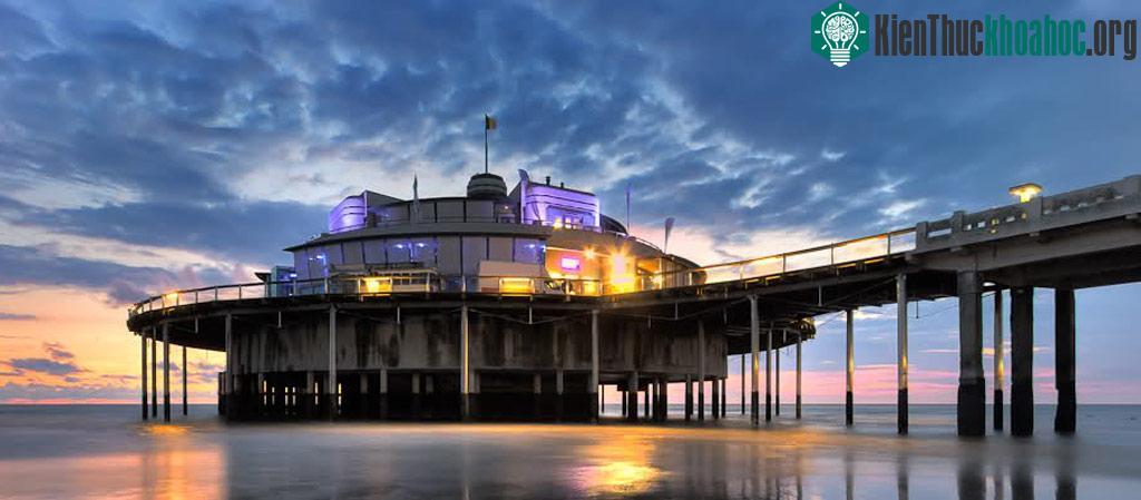 Blankenberge, Bỉ: Cây cầu cảng này được xây năm 1933, dài 350 ở thị trấn Blankenberge. Đây là cầu cảng đầu tiên trên bờ Đại Tây Dương của lục địa châu Âu. (Ảnh: Abrazodelmar).