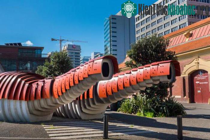 Khu nhà vệ sinh độc đáo này do một công ty kiến trúc ở New Zealand, Studio Pacif thiết kế, lấy cảm hứng từ "những cơn sóng mặn nồng muối biển" và mô phỏng lại hìn...