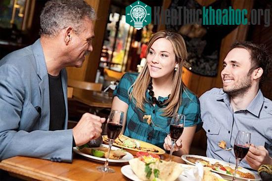 Việc trò chuyện trong bữa ăn là rất bình thường nhưng rất nhiều người lấy đó làm nỗi sợ hãi của mình