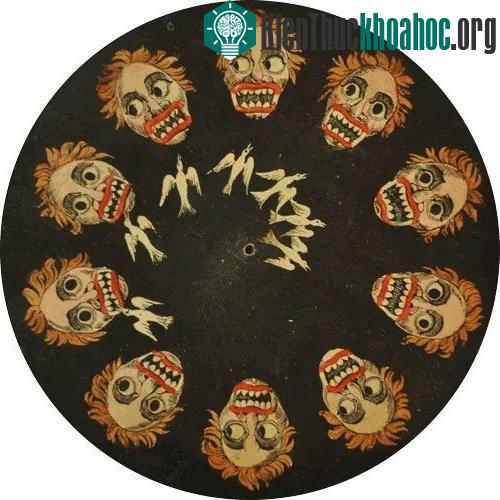 Tuy nhiên phải đến năm 1829, hiện tượng này được xác nhận bởi Josph Plateau. 3 năm sau đó, ông chế tạo chiếc đĩa Phenakistoscope.