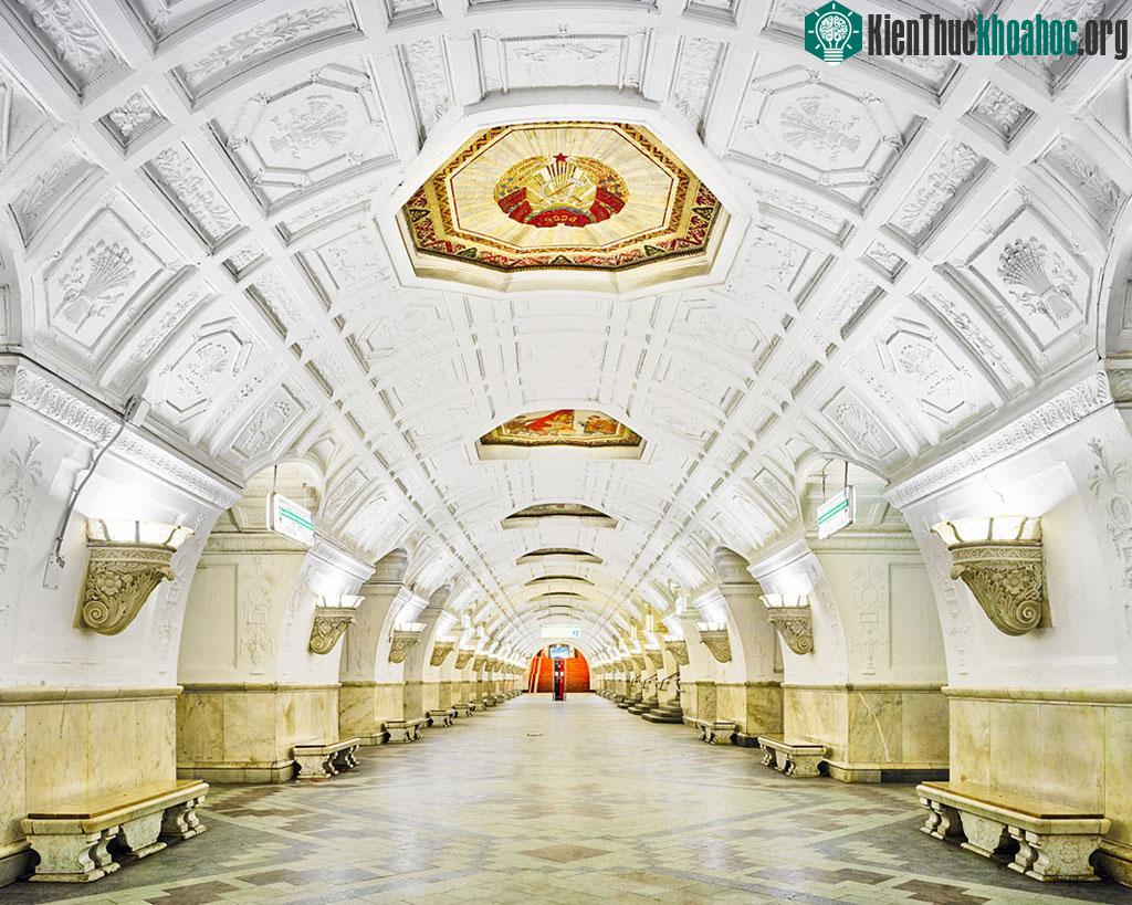 Ga Belorusskaya: Theo Burdeny, thông thường ga tàu có chức năng là địa điểm công cộng. Tuy nhiên, những ga như Belorusskaya được thiết kế và xây dựng với kiến trúc tuyệt mĩ.