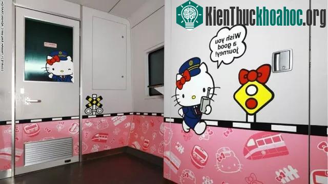 Bất kỳ chỗ nào trên khoang tàu cũng trang trí hình mèo Hello Kitty.