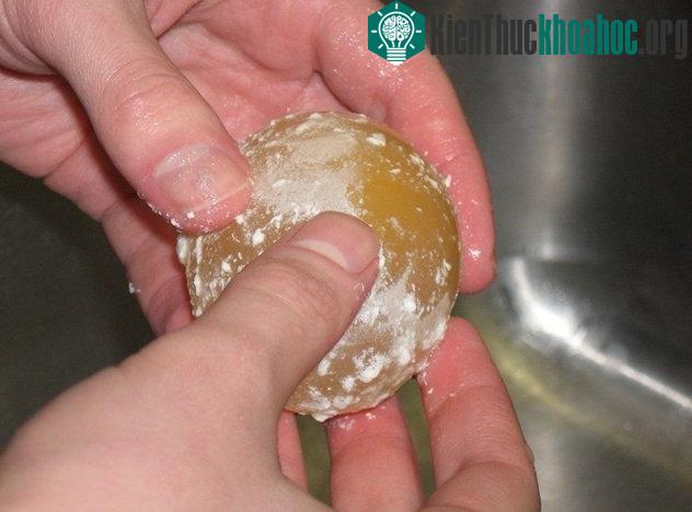 Hình ảnh quả trứng sau 48 tiếng ngâm trong giấm.
