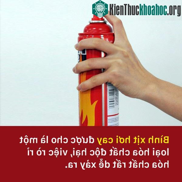 Bình xịt hơi cay được liệt vào danh sách vũ khí bị cấm mang lên máy bay. Chúng được đánh giá là độc hại và có khả năng gây nguy hiểm, dù ở cách xa tầm tay của con người.