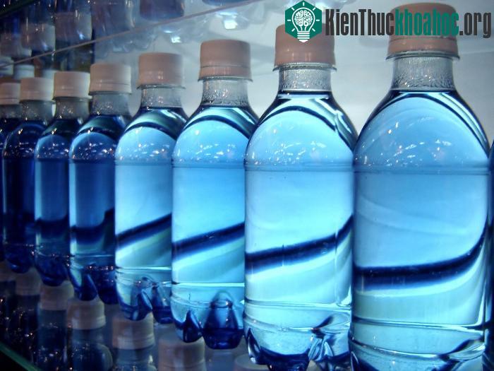 Đồ uống đựng trong chai nhựa dễ bay hơi, làm sản phẩm nhạt hơn.