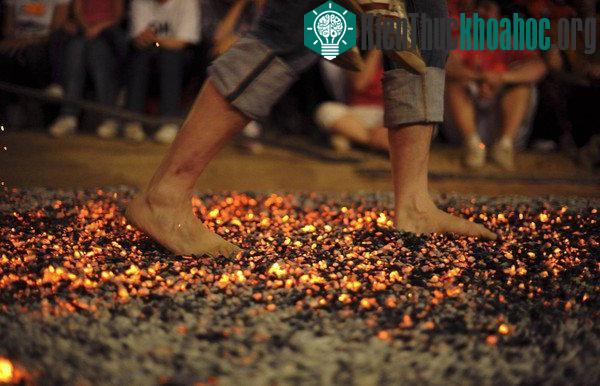 Bước chân trần trên than nóng đỏ 500 độ C (Ảnh minh họa)